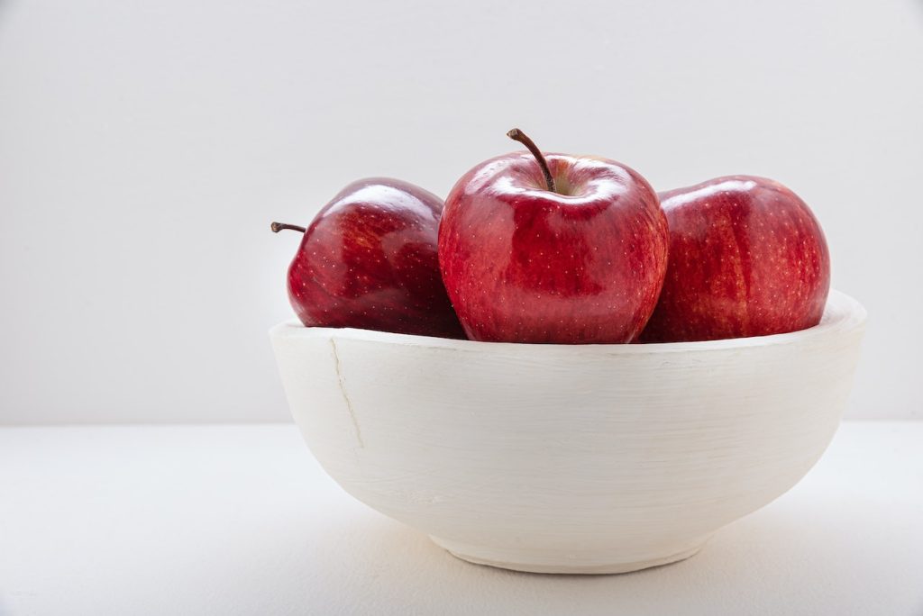 Apple on an empty stomach for optimal digestive health