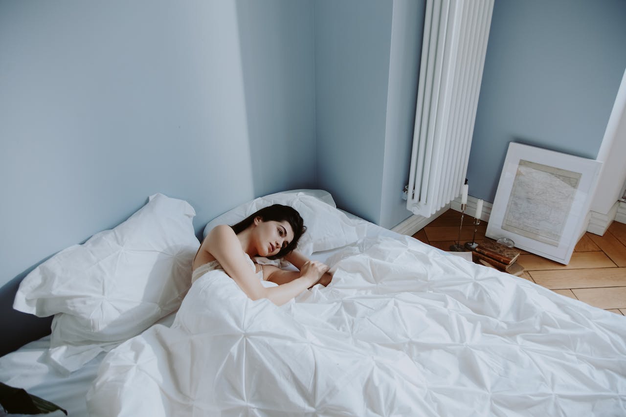 Sleeping with the Heater On Pros and Cons for Healthy Sleep